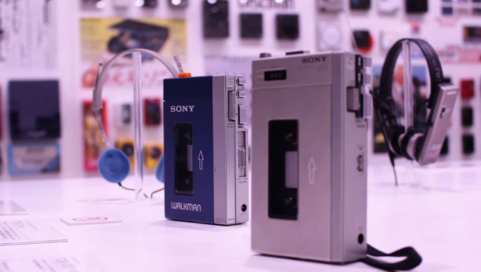 Headphones vs Earbuds - Which Should I Buy? 1 sony walkman original