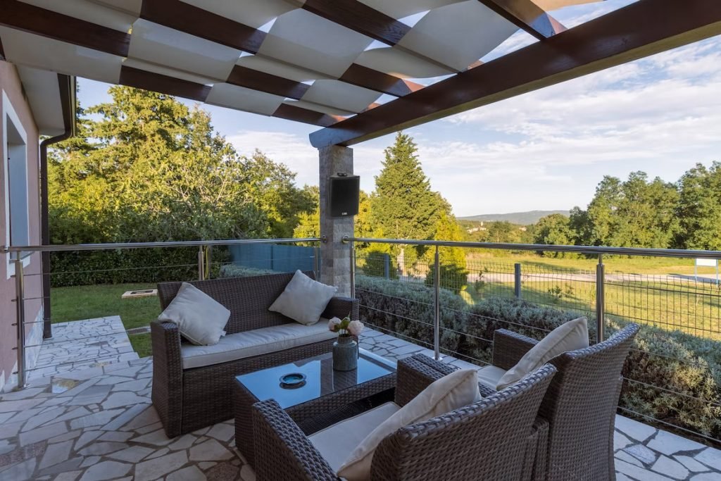 Maintaining Your Outdoor Speakers 1 Maintaining Your Outdoor Speakers 1